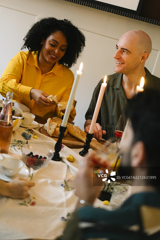 三个朋友在复活节早午餐上图片素材