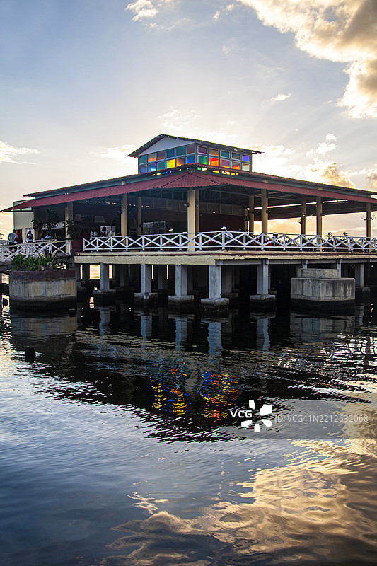 古巴圣地亚哥，加勒比海和码头的景观。图片素材