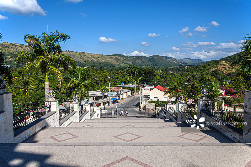 古巴圣地亚哥，来自埃尔科布雷圣母大教堂的视角。埃尔科布雷圣母大教堂。图片素材
