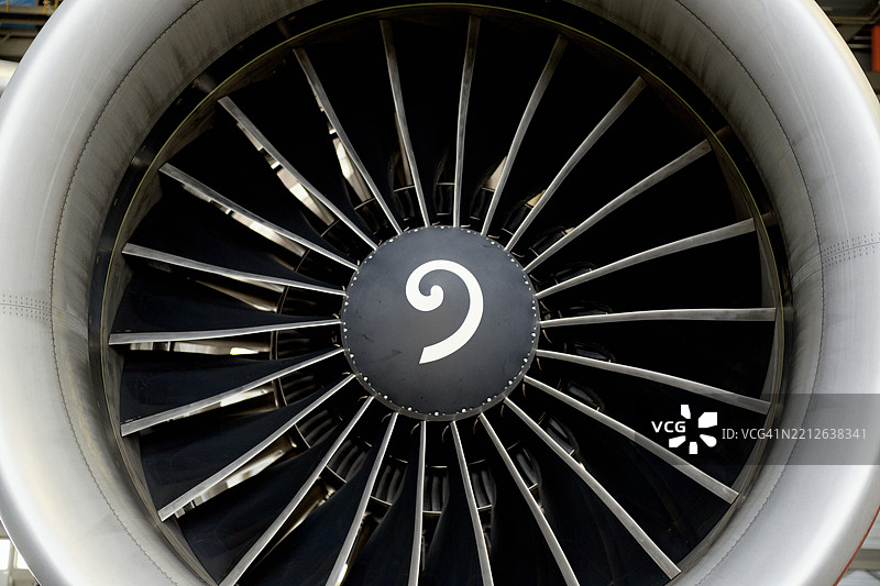 大型飞机发动机涡轮的特写，风扇叶片清晰可见图片素材