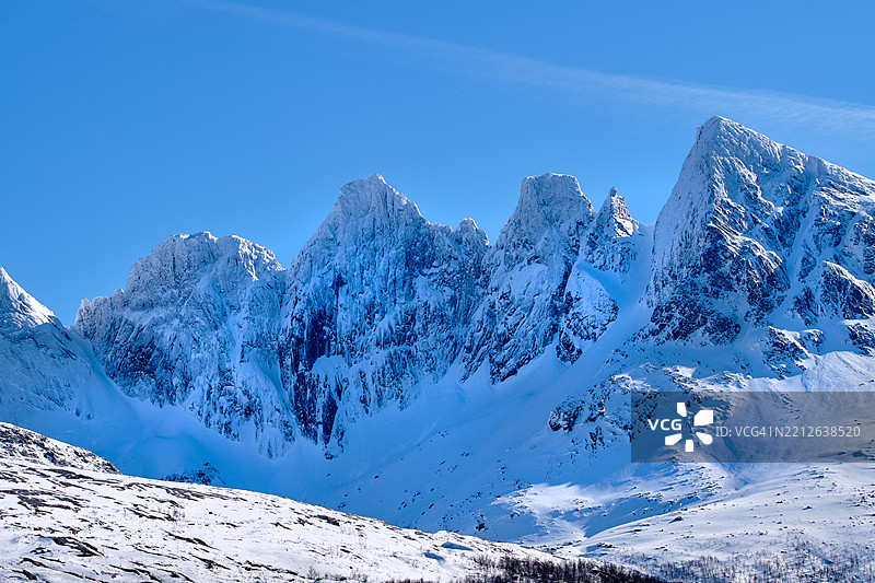 挪威北极圈以北的诺尔兰博多附近的雪山峰，在阳光明媚的日子里。图片素材