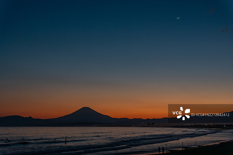 富士山上的月亮和日本神奈川的日落海滩图片素材