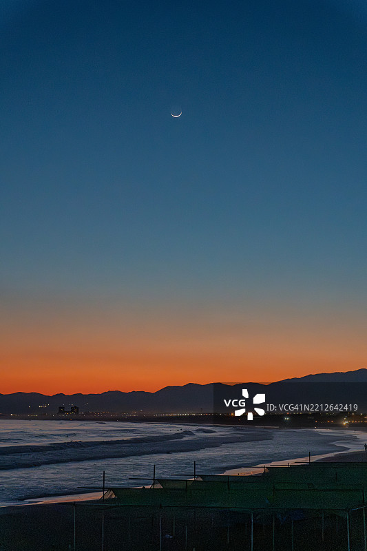 日本神奈川的日落海滩上的月亮图片素材
