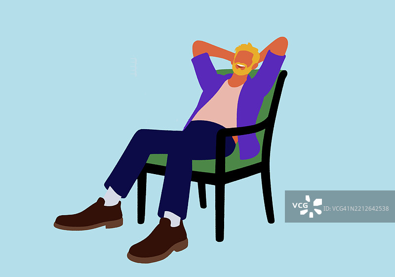 穿着休闲服的男子放松地坐在椅子上，双手放在头后面。图片素材