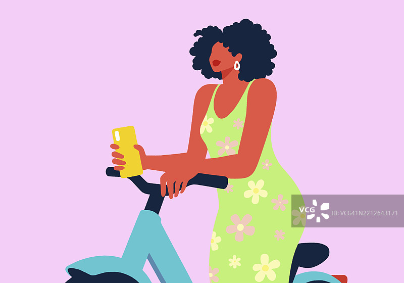 一位卷发女性靠在自行车上使用智能手机，背景为粉色。图片素材