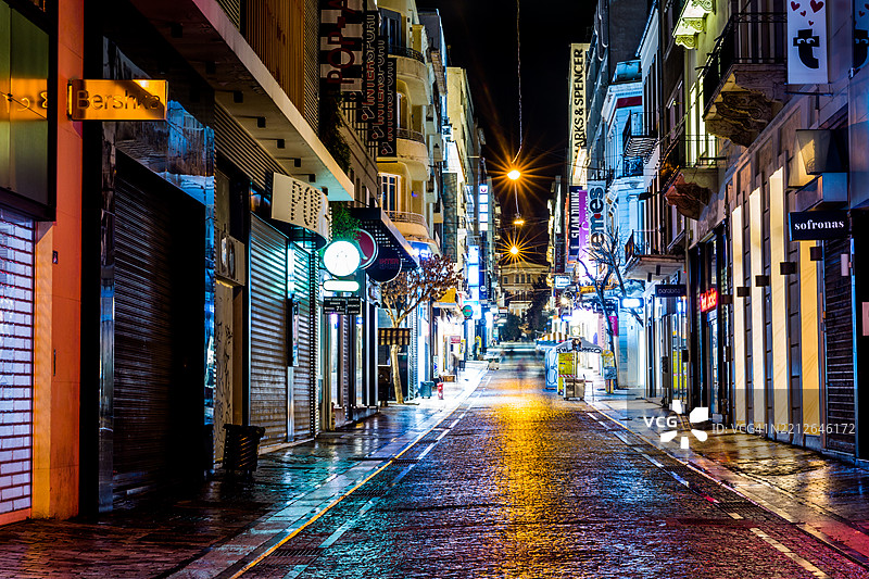 雅典老城的埃尔穆购物街夜景，仰望希腊议会大厦图片素材