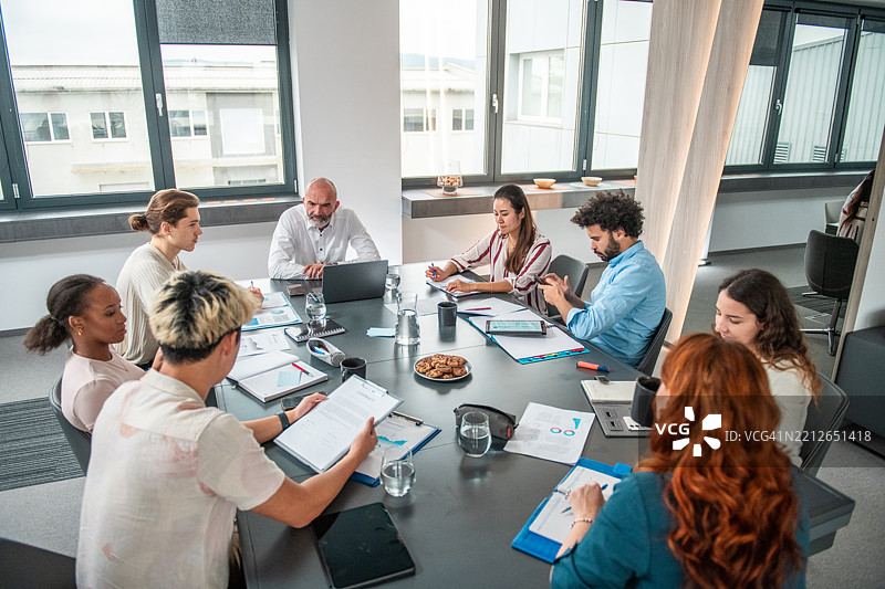 多元化团队进行创新头脑风暴会议图片素材