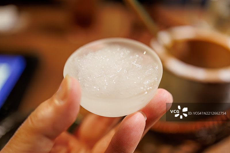 “霜酒”在竹制容器中供应。图片素材