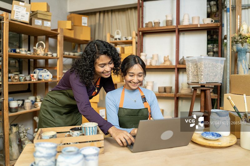 创意小企业主在陶艺工作室合作图片素材