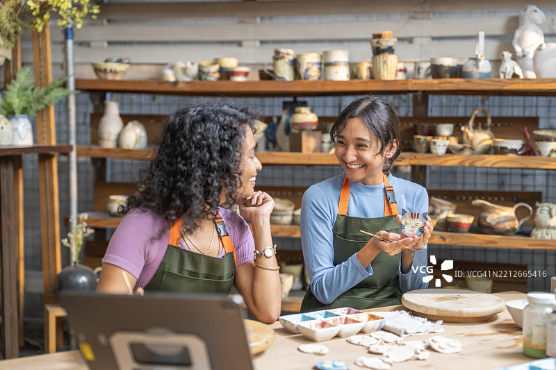 两位女性在陶艺工作室享受创作活动图片素材