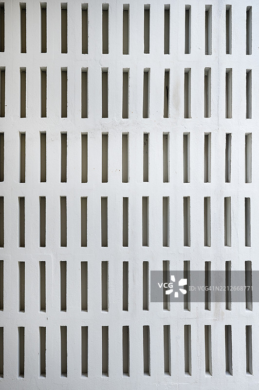 一个有孔洞图案的墙壁图片素材