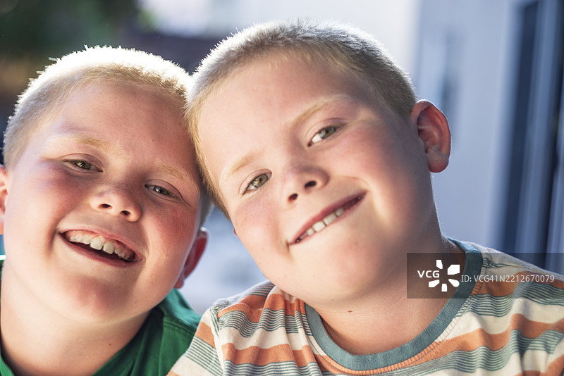 一对相同的双胞胎肖像图片素材