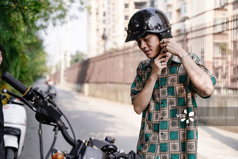 男孩在路上骑摩托车图片素材