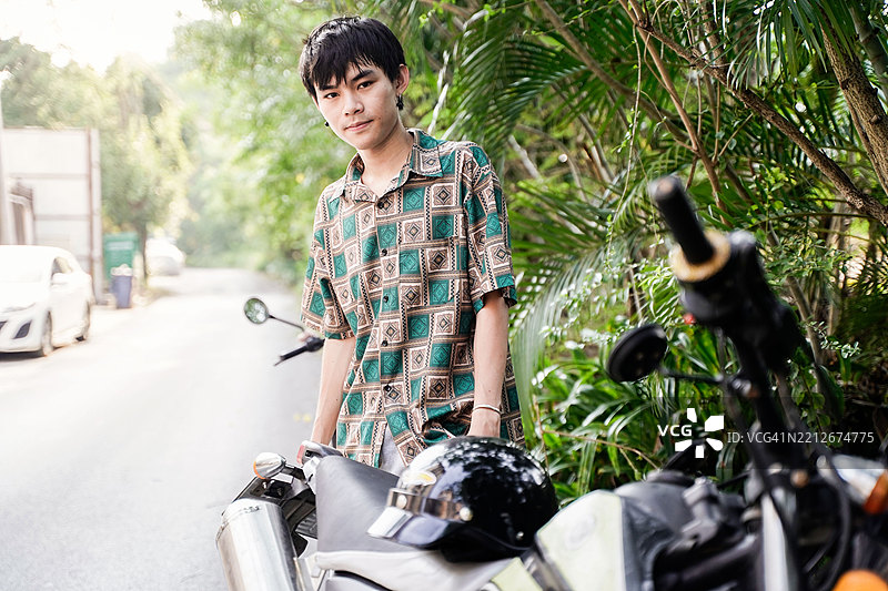 男孩在路上骑摩托车图片素材