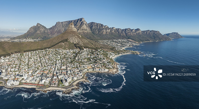 壮观的高视角，俯瞰著名旅游胜地开普敦。桌山、狮头山、十二使徒山脉、海角、克利夫顿、营地湾、南非开普敦。图片素材