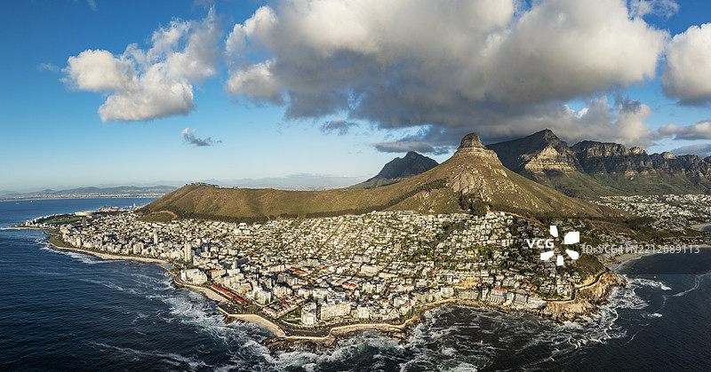 壮观的高视角，俯瞰著名旅游胜地开普敦。桌山、狮头山、十二使徒山脉、海角、克利夫顿、营地湾、南非开普敦。图片素材