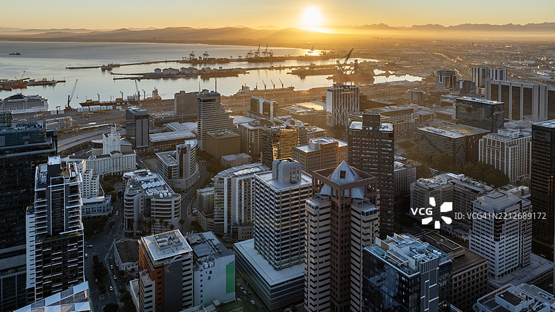 开普敦市中心、海滨和港口的高空日出景观。南非开普敦图片素材