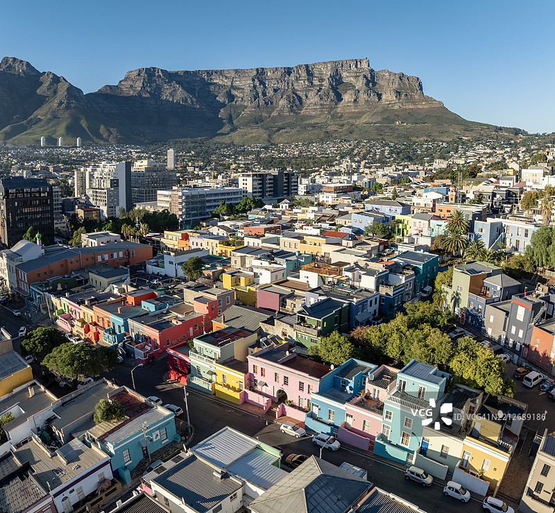 开普敦博卡普（开普马来区）色彩斑斓的历史旅游胜地壮观的高空视角，背景是桌山。图片素材