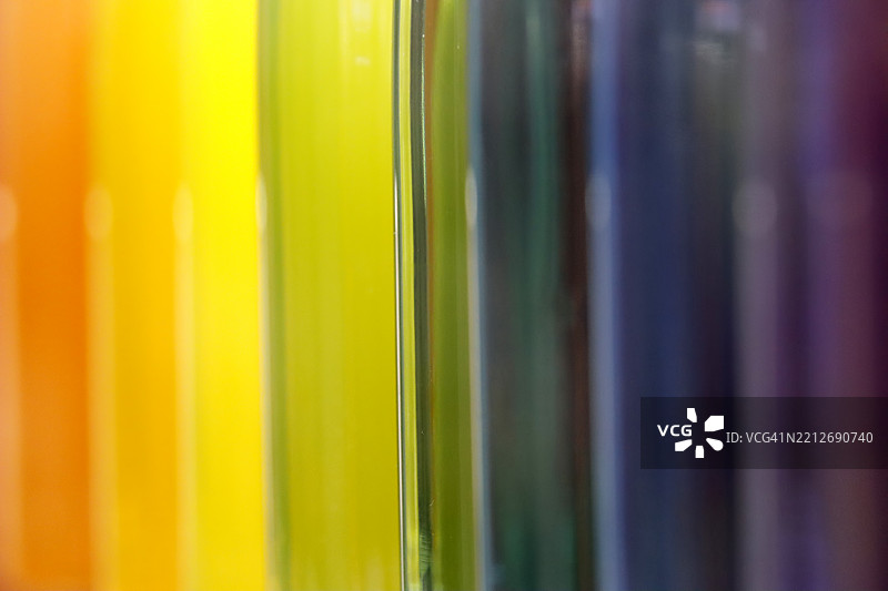 一组装有彩色液体的试管架图片素材