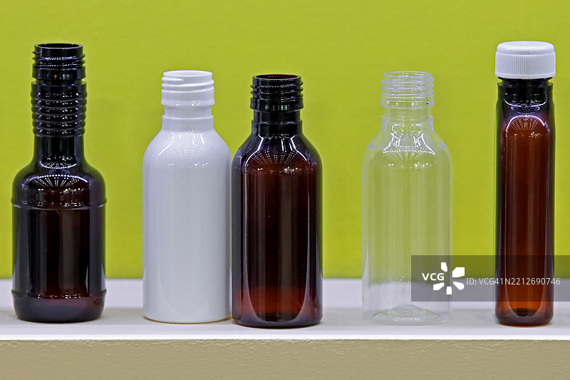 各种尺寸的塑料瓶容器。饮用水制造过程的高科技概念。图片素材