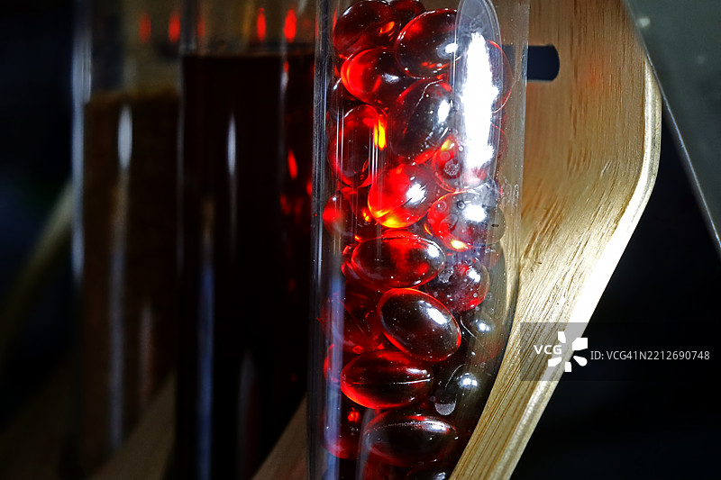 鳕鱼肝油胶囊，富含维生素和矿物质，促进健康关节的天然补充剂。图片素材