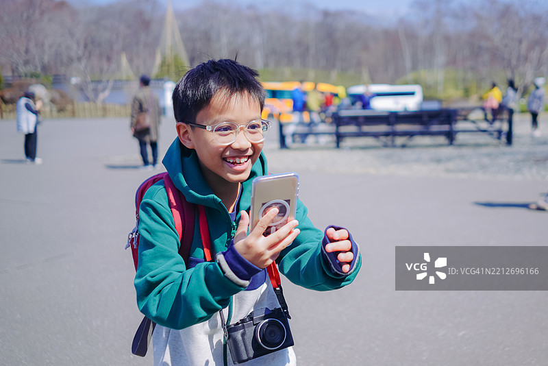 年轻的小摄影师图片素材