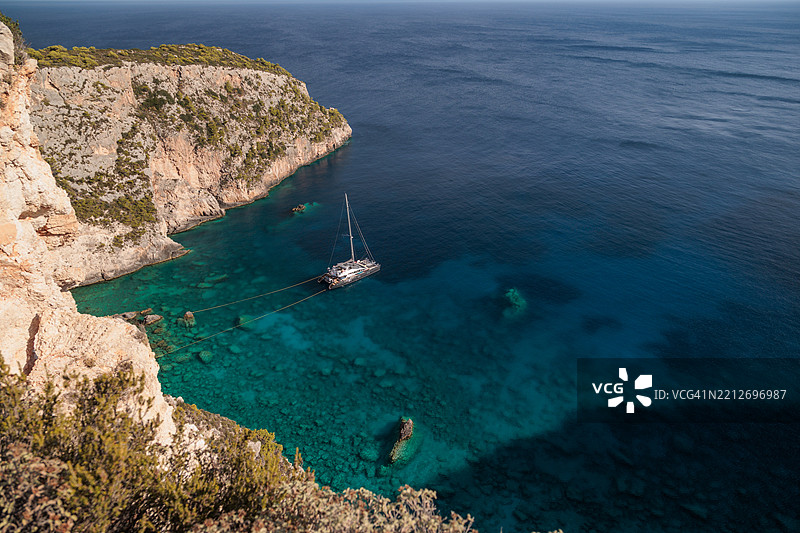 岩石海岸和豪华游艇的鸟瞰图图片素材