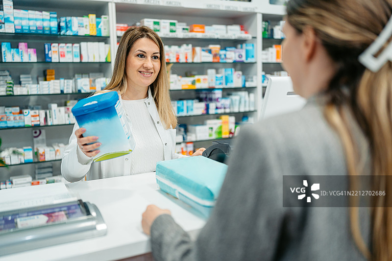 中年女性在药店购买婴儿尿布图片素材