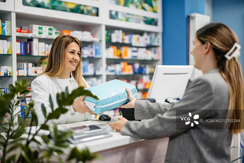 中年女性在药店购买婴儿尿布图片素材