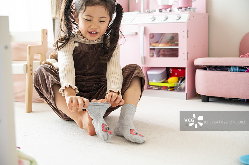 小女孩在家里穿灰色袜子图片素材