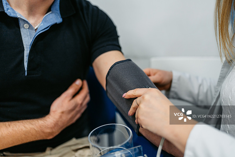 女医生为中年患者测量血压图片素材