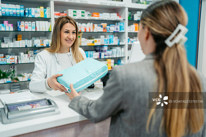 中年女性在药店购买婴儿尿布图片素材