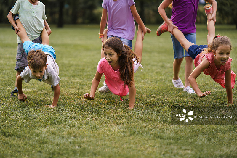 孩子们在公园里玩推车比赛图片素材