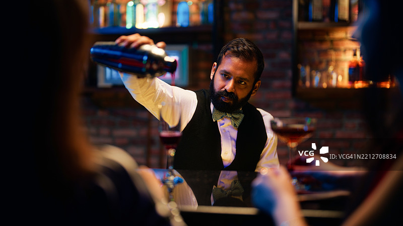 酒吧调酒师为女性提供饮品图片素材