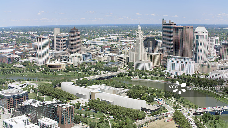 哥伦布市中心的天际线，包含哥伦布艺术博物馆和西奥托河图片素材