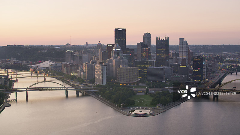 平静的匹兹堡天际线日出航拍，宁静的河流和标志性桥梁图片素材
