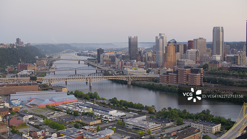 匹兹堡天际线的鸟瞰图，黄昏时分的莫农加希拉河桥和市中心建筑图片素材
