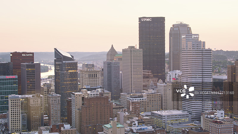 匹兹堡市中心的城市天际线与现代摩天大楼在日落时分图片素材