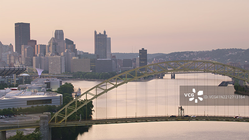 匹兹堡天际线与福特皮特大桥在温柔的黎明光线下横跨莫农加希拉河图片素材