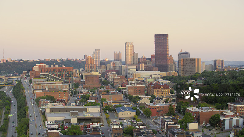 匹兹堡天际线的美丽航拍图，日落时分的城市风光与宁静氛围图片素材