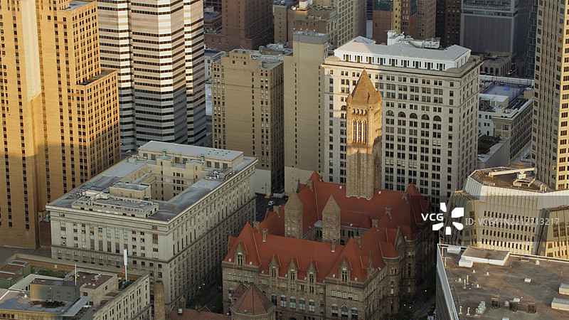 匹兹堡市中心现代摩天大楼中的历史建筑图片素材