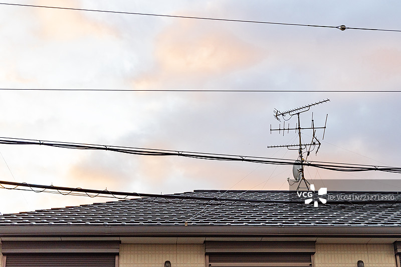 住宅场景，房屋上方有天线。图片素材