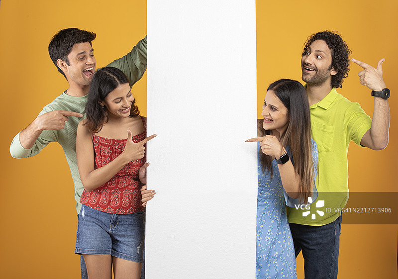 朋友们与黄色背景上的空白横幅图片素材