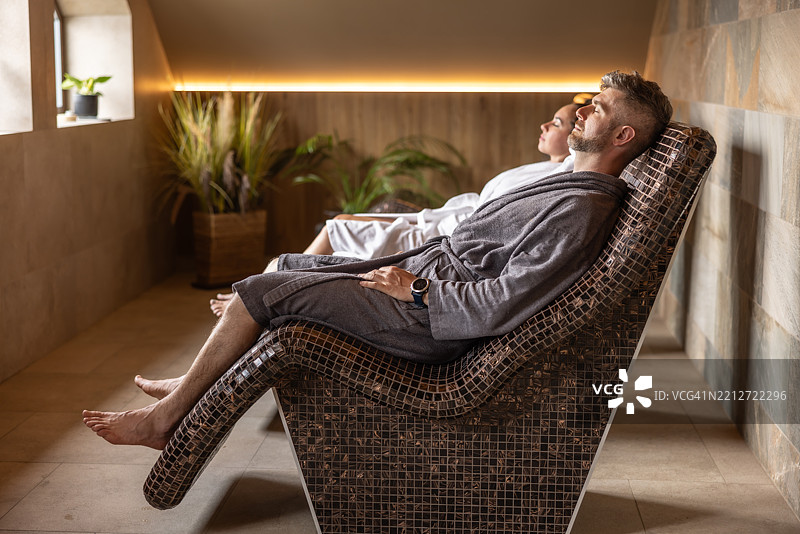 年轻情侣躺在水疗中心的温热床上图片素材