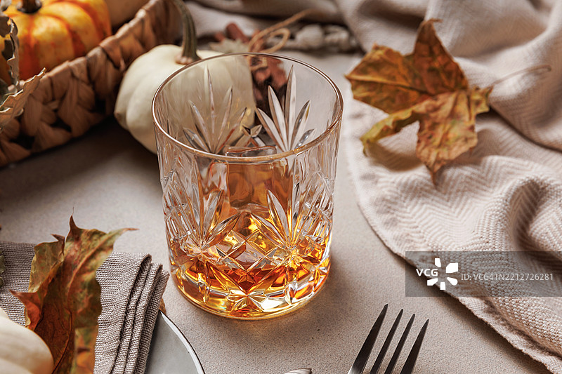 切割水晶玻璃的威士忌，背景柔和模糊图片素材