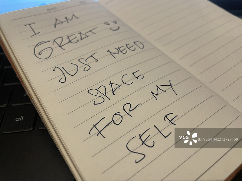 手写的肯定句在笔记本上 - “我很棒，只需要一些属于自己的空间”图片素材