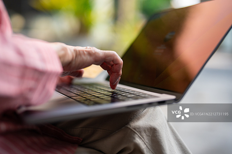 手放在笔记本电脑上打字图片素材