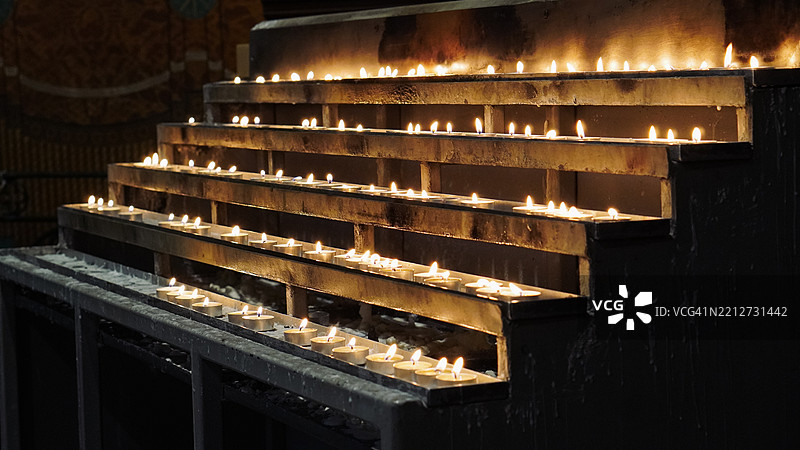 烛光时刻：温暖、宁静与阴影图片素材