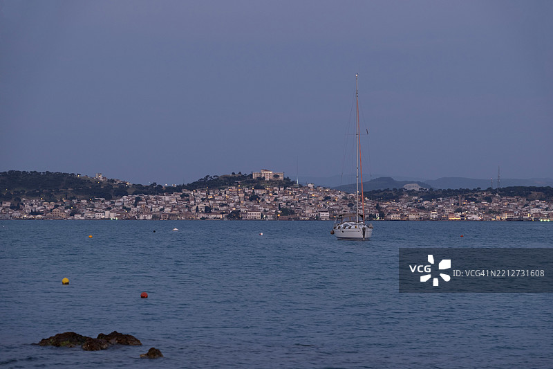 日落时分的艾瓦利克镇景观。图片素材