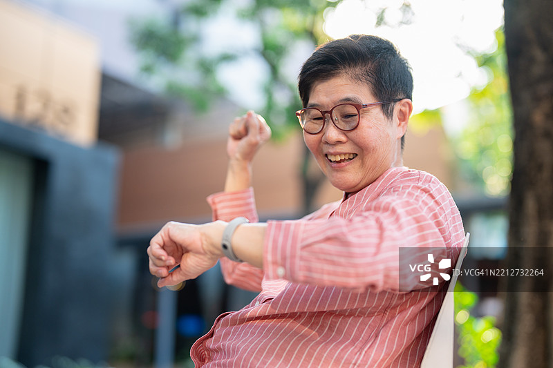 一位佩戴智能手表的老年女性图片素材